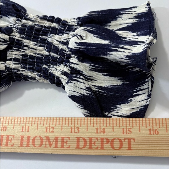 Pomander Place by Tuckernuck, Navy/White Ikat Mini, V Collar, Shirred Wrist. - Picture 9 of 14